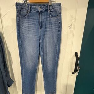 American Eagle Real Good High-Waisted Stretch Mom Jeans Size 10 Medium Wash